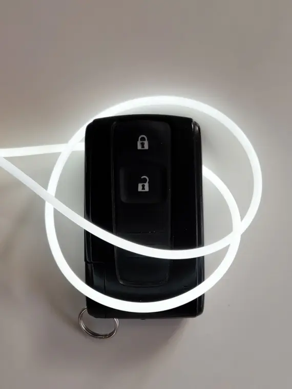 Souplesse et flexibilité d'une fibre optique diffusante - Crédit photo : JB Henriot